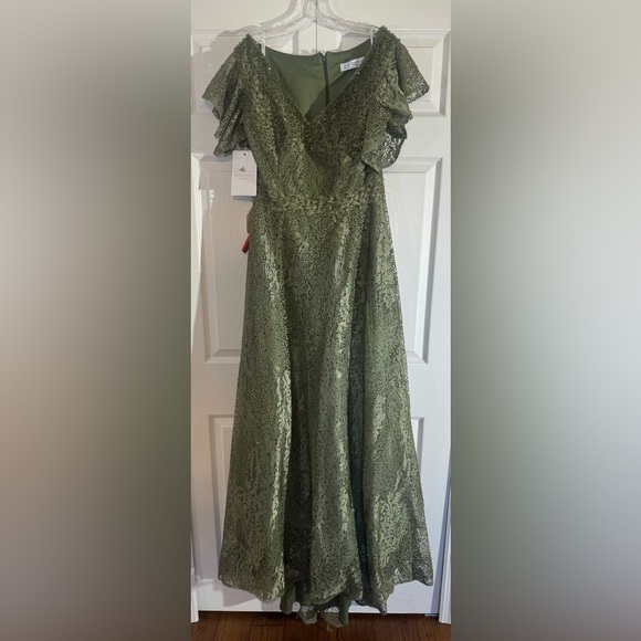 Mac Duggal Embroidered Flutter Sleeve V-Neck Gown NWT Size 16  Style #20310 - Picture 5 of 8